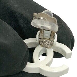 04C CHANEL Coco Mark Plastic Earrings/Ear Cuffs in White and Silver (05489)